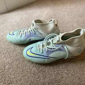 Soccer shoes